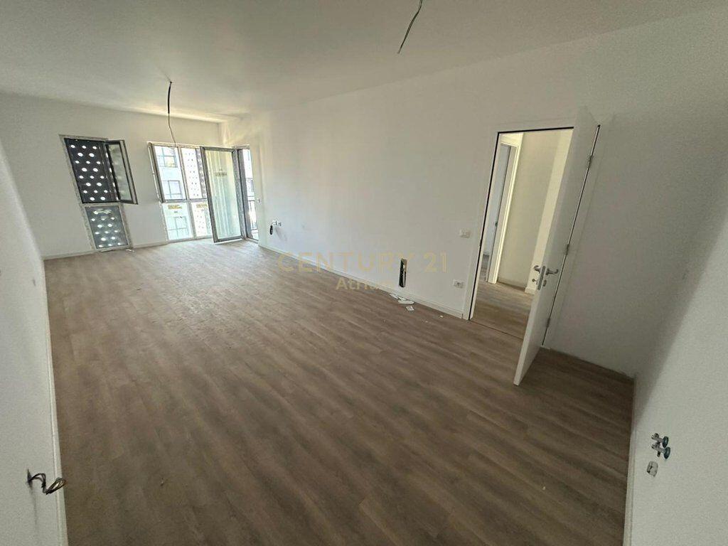 SHITET APARTAMENT 1 + 1 TEK EMERALD CENTER RRUGA 5 MAJI !