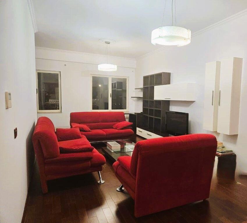 Tek rruga Kosoverave shitet apartamant 2+1+2!
