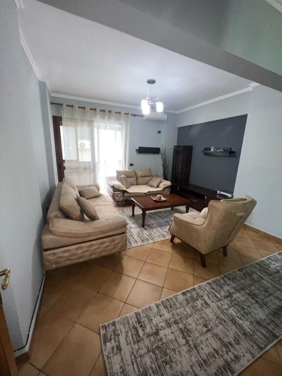 Appartamento 3+1 in affitto a Komuna e Parisit!