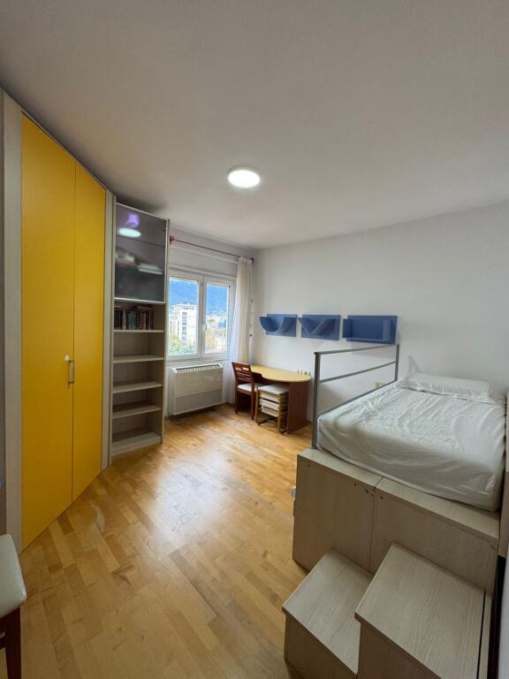 Jepet me qira apartament 2+1 te Atsh prane Pazarit te Ri