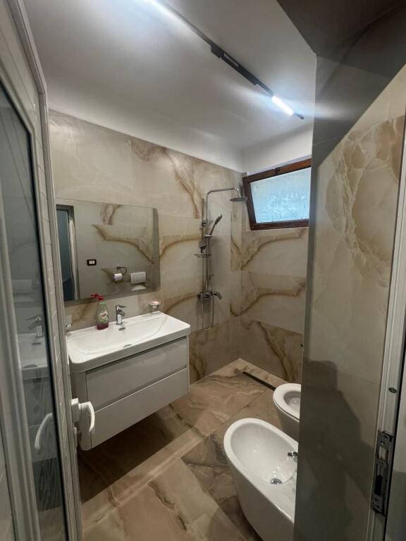 APARTAMENT ME QERA 2+1 ALI DEMI 70.000 LEKE