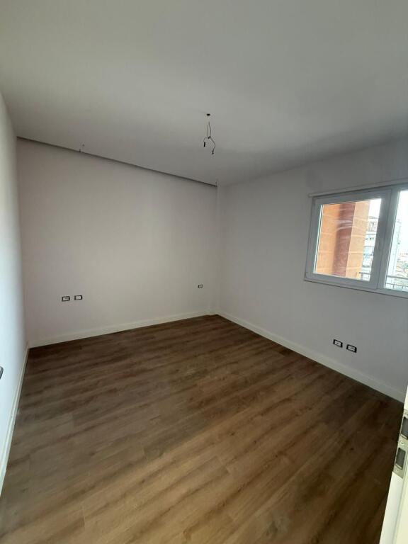 SHKOLLA E KUQE  selling apartment with garage 2+1+2