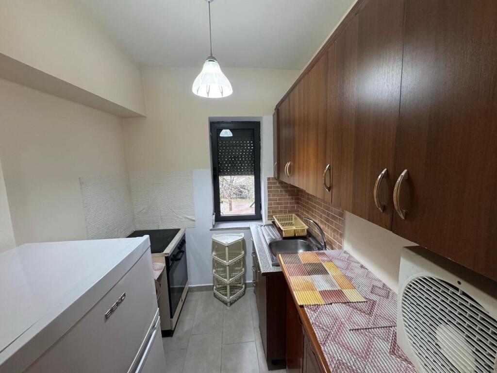 Apartament 1+1 me kuzhine me vete me qera tek Medreseja e Tiranes (ID D8241Z8)