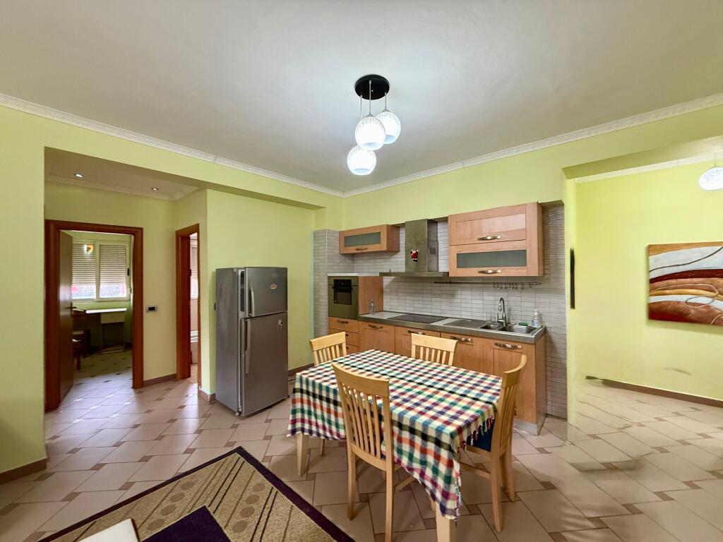 📣 AFFITTO Appartamento 1+1+Studio 📍 Vicino alla Strada "Bogdaneve" ✨   🏢 Nuova Costruzione  🪜 Piano 1 (Residenziale)  🛋️ Completamente Arredato  📐 Superficie 74 m2   💶 Prezzo 65.000 Lek