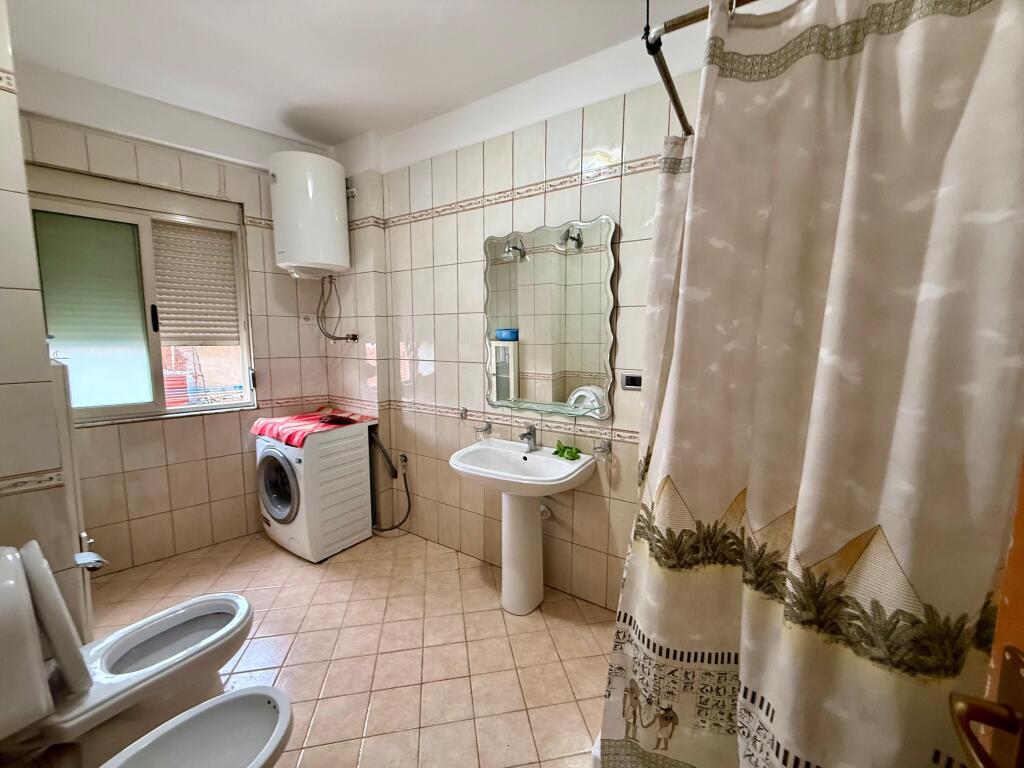 📣 AFFITTO Appartamento 1+1+Studio 📍 Vicino alla Strada "Bogdaneve" ✨   🏢 Nuova Costruzione  🪜 Piano 1 (Residenziale)  🛋️ Completamente Arredato  📐 Superficie 74 m2   💶 Prezzo 65.000 Lek