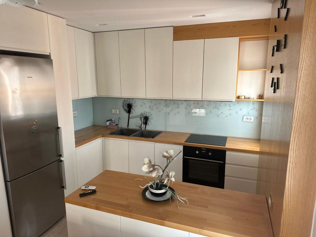 For rent 3+1  2 toilets 1 balcony enclosed with folding glass windows and with mini furniture including sink 1 complete laundry room Distributor corridor