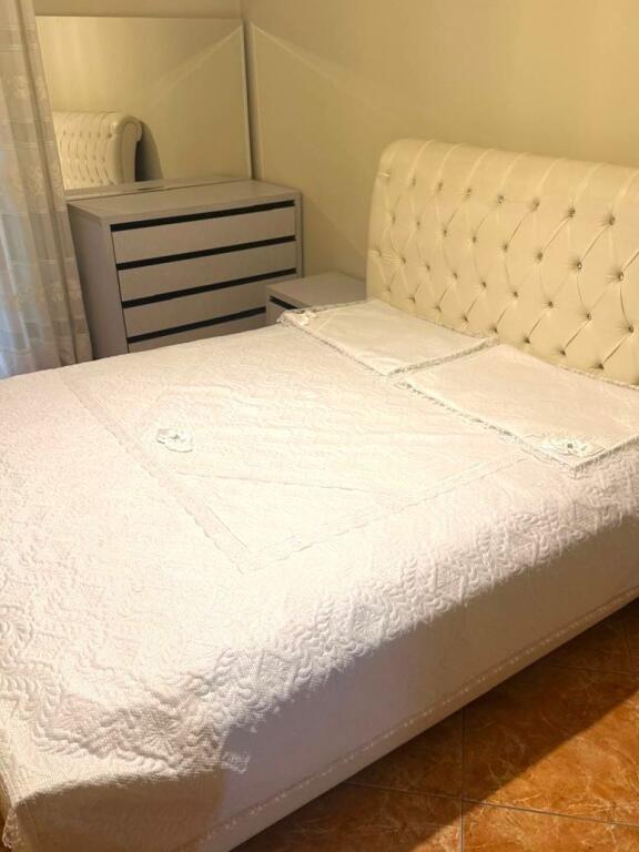 Jepet me qera apartament 2+1 tek bulevardi i ri
