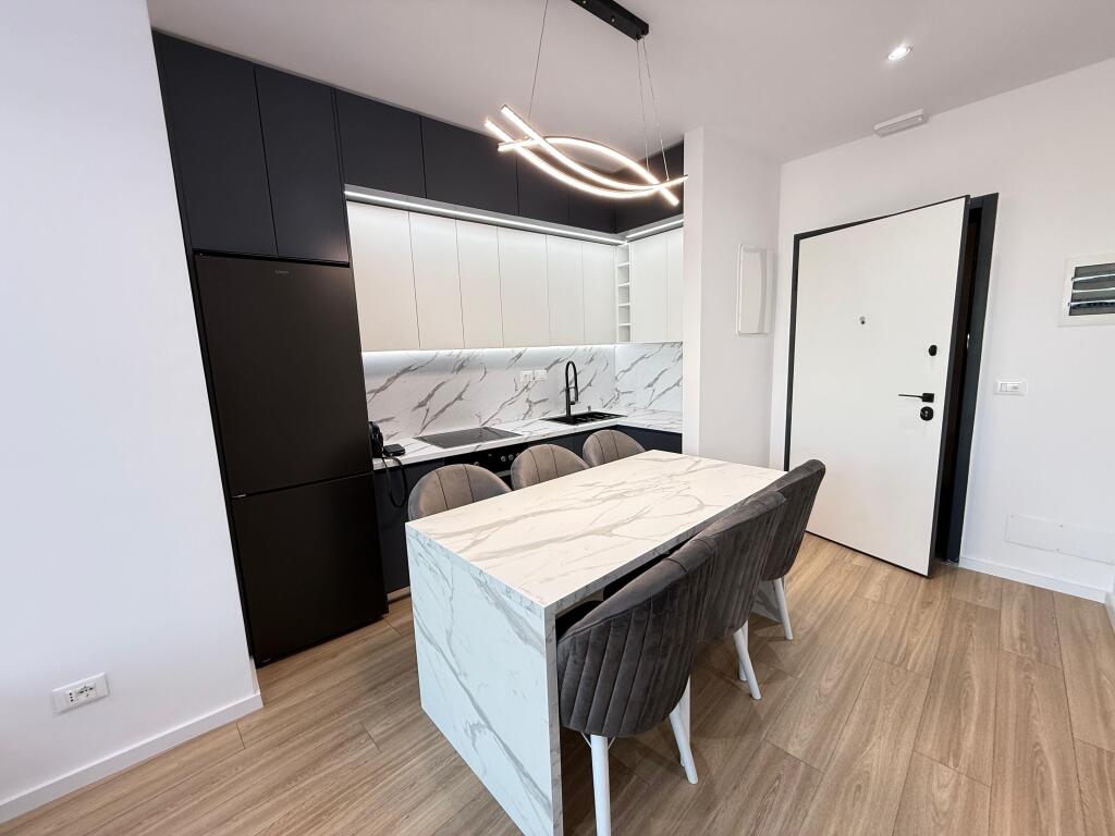 📣 SUPER RENT Apartment 2+1 With Parking 📍 Lake View Residence, Artificial Lake ✨   🏢 New Building  🪜 Floor 1 (With 2 Elevators)  🛋️ Furnished in a Contemporary Style with Architect   💶 Price 1,300 Euro