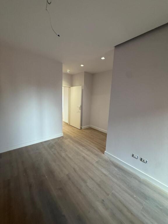 SHKOLLA E KUQE  selling apartment with garage 2+1+2