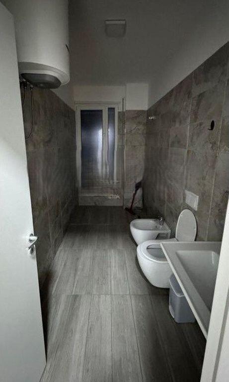 Jepet me qira apartament 2+1+2 me ballkon, në kompleksin Trio Towers. 670 € /Muaj