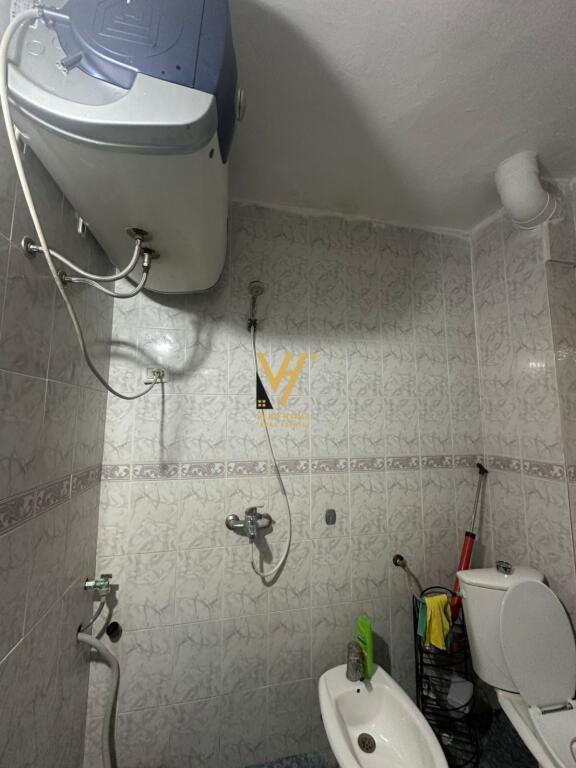 APPARTAMENTO 1+1 IN AFFITTO AL PALAZZO CON FRECCIA 45.000 LEKE