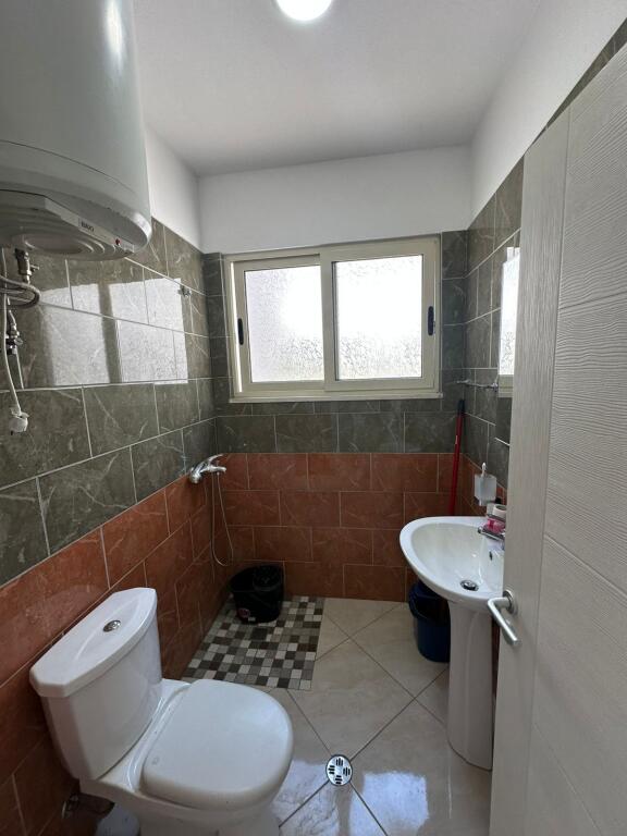 🏡 Apartment 2+1+2 for sale 📍 Tom Doshi Complex, Shkozë  ✅ Purchase option with credit 📐 Area: 105.5 m² 🏢 2nd floor residential, with elevator 🛋️ Furnished, ready to live in 📄 With mortgage 💶 Price: 137 million lek   