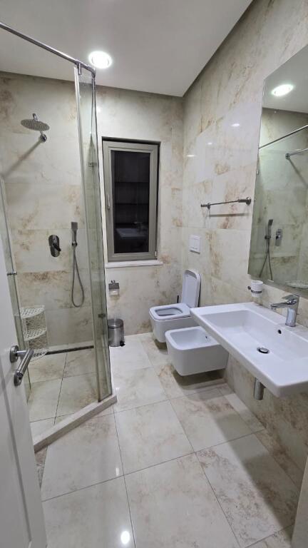 Jepet apartament 3+1 me qira , tek Rruga Todi Shkurti , Qyteti I Studentit .