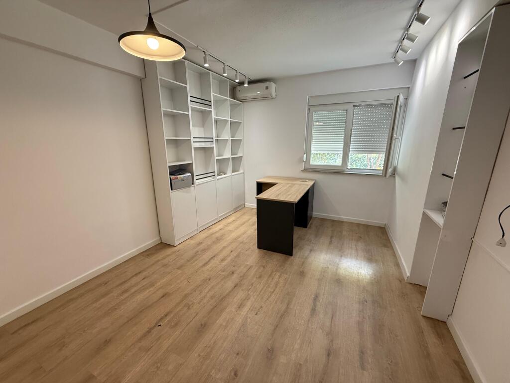 📌 AFFITTASI – UFFICIO PRESSO L'EX ESPOSIZIONE 🔹 Superficie: 30 m² 🔹 Piano: 3° 🔹 Arredato – pronto all'uso 🔹 Prezzo: 330€ al mese 🔹 Incluso nel prezzo: luce, acqua e internet  ✅ Ideale per: • Avvocati • Giuristi • Architetti • Contabili • Consulenti e professioni simili  📍 Posizione molto buona – zona tranquilla e con facile accesso