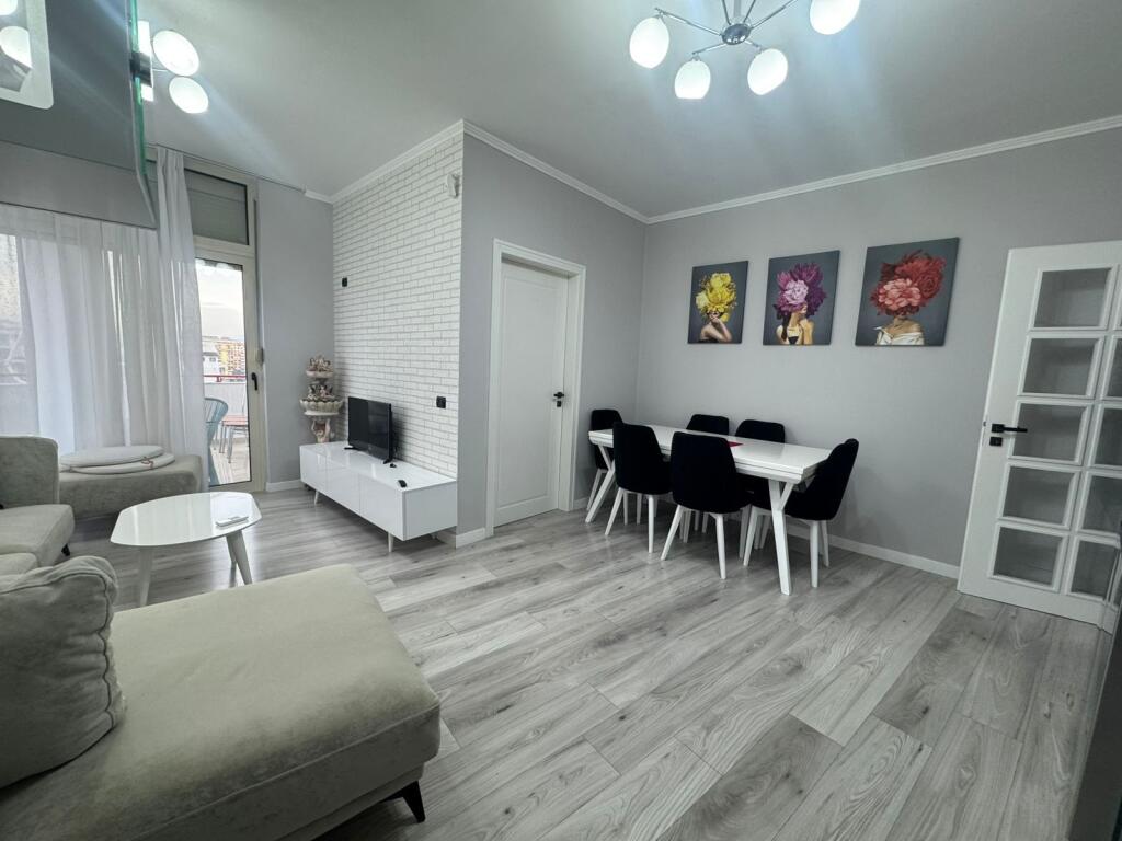 Apartment 2+1, Astir!