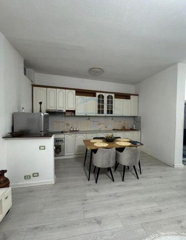 Qera, Apartament 1+1 , Rruga e Barrikadave, Tirane.