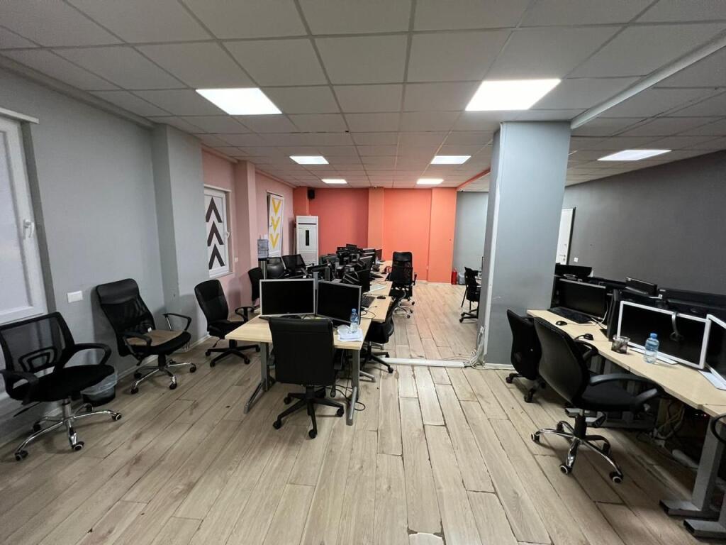 ZYRE ME QERA 515 M2 RRUGA E DIBRES 6000 EURO