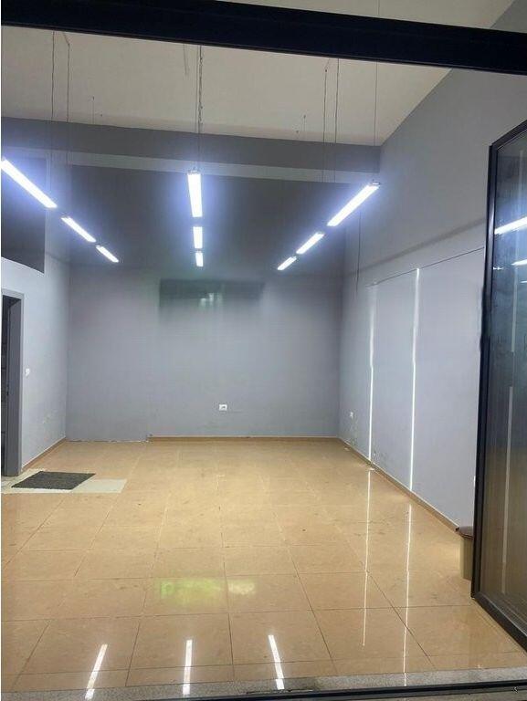 JEPET ME QERA AMBIENT KOMERCIAL TEK KOMPLEKSI HALILI! 450 € /Muaj