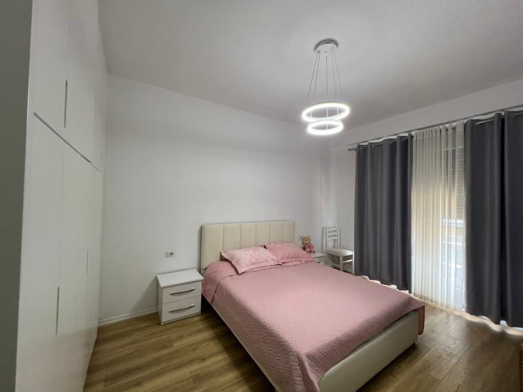 🏠Appartamento 1+1 in affitto 📍Ex Campo di Aviazione  Complesso Grand Park Residence 🛋️Completamente arredato  🏢Palazzo nuovo, ben gestito, con 2 ascensori  💶Prezzo: 60.000 Leke/Mese  📞
