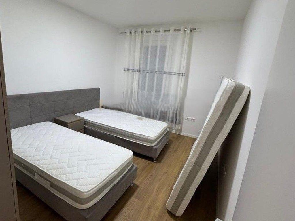 Jepet me qira apartament 2+1+2 me ballkon, në kompleksin Trio Towers. 670 € /Muaj