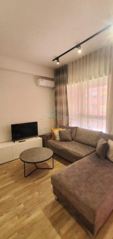 Affitto, Appartamento 1+1, Complesso Mangalem, Tirana.