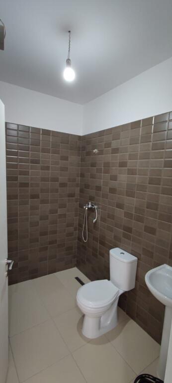 📌 Shitet apartament 1+1 – Shengjin
