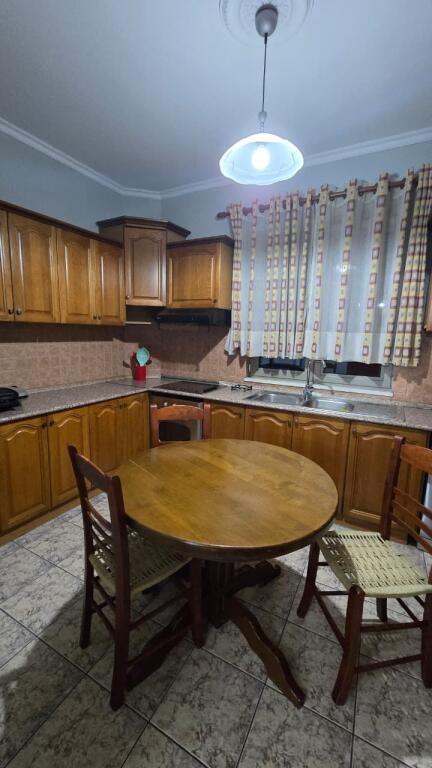 Jepet apartament 3+1 me qira , tek Rruga Todi Shkurti , Qyteti I Studentit .