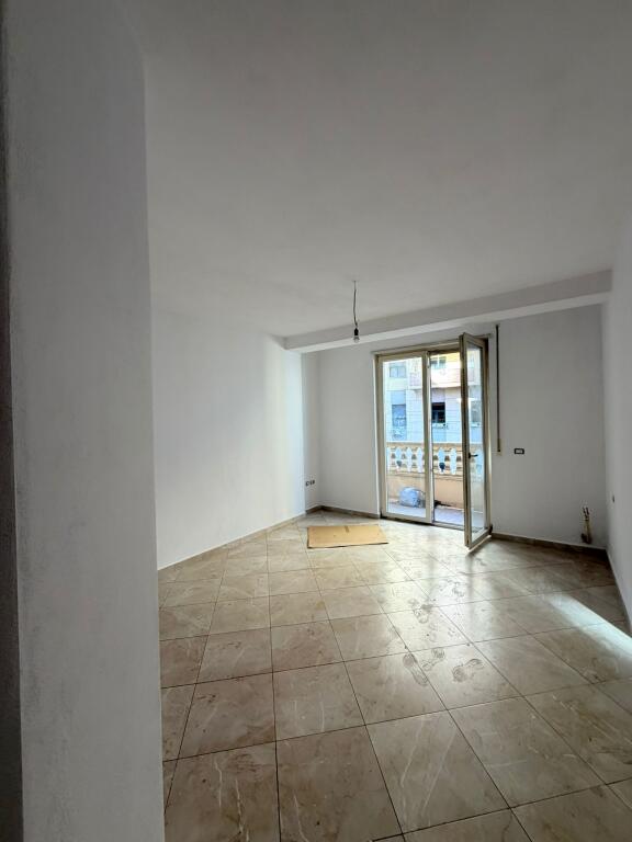🏢 Jepet me qira apartament / zyrë pranë Qendrës së Tiranës  