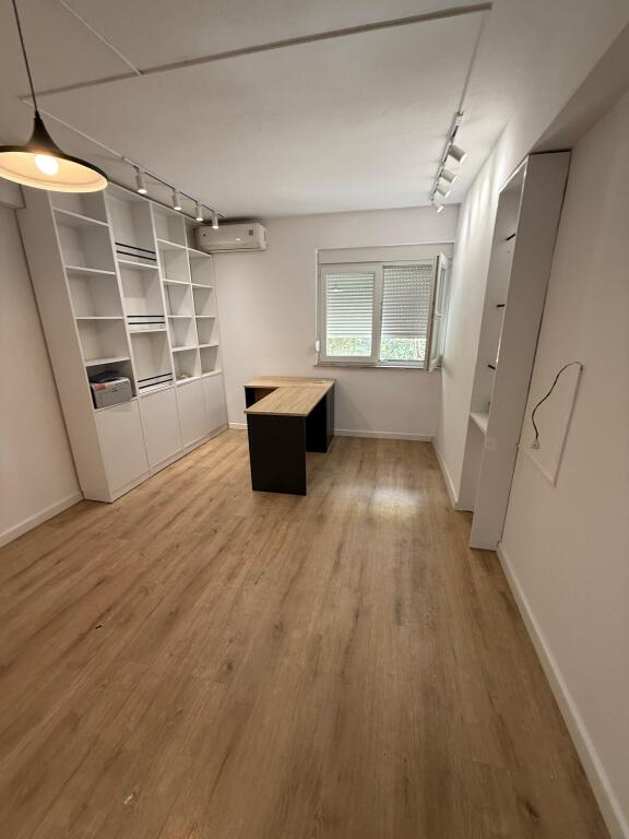 📌 AFFITTASI – UFFICIO PRESSO L'EX ESPOSIZIONE 🔹 Superficie: 30 m² 🔹 Piano: 3° 🔹 Arredato – pronto all'uso 🔹 Prezzo: 330€ al mese 🔹 Incluso nel prezzo: luce, acqua e internet  ✅ Ideale per: • Avvocati • Giuristi • Architetti • Contabili • Consulenti e professioni simili  📍 Posizione molto buona – zona tranquilla e con facile accesso