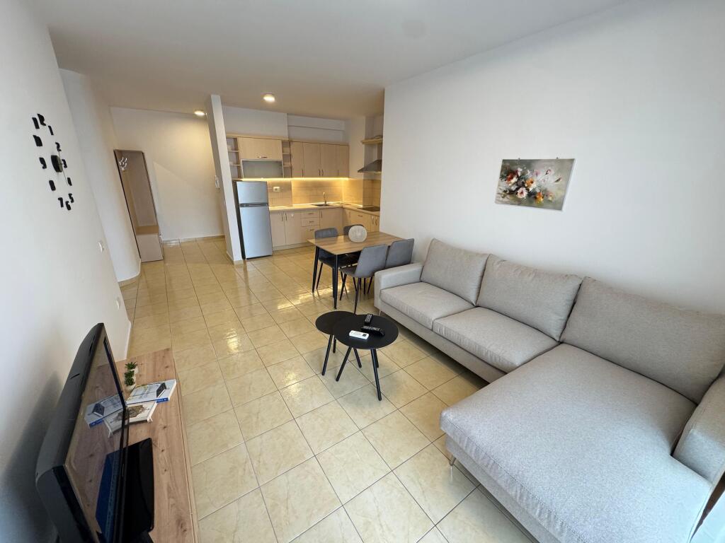 Affitto Appartamento 1+1 📍Via Don Bosko di fronte alla chiesa 6° piano con ascensore Prezzo 50.000 lek/mese non trattabile