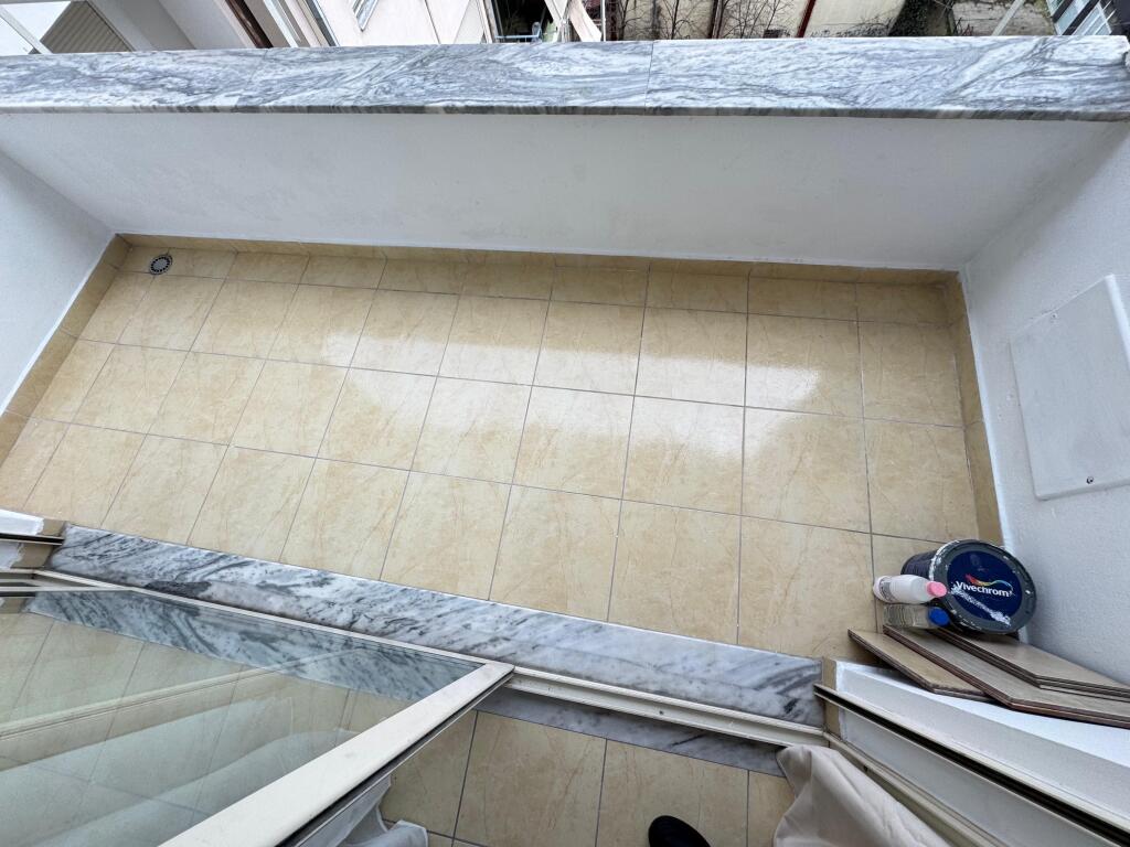 Affitto Appartamento 1+1 📍Via Don Bosko di fronte alla chiesa 6° piano con ascensore Prezzo 50.000 lek/mese non trattabile