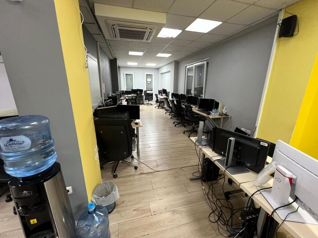 ZYRE ME QERA 515 M2 RRUGA E DIBRES 6000 EURO