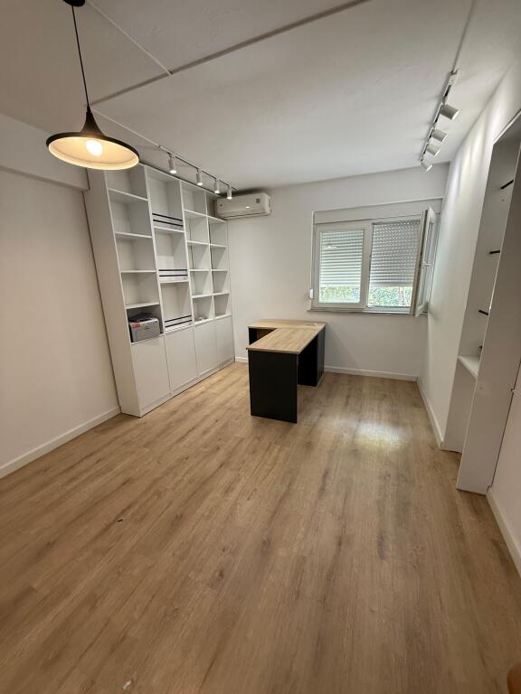 📌 AFFITTASI – UFFICIO PRESSO L'EX ESPOSIZIONE 🔹 Superficie: 30 m² 🔹 Piano: 3° 🔹 Arredato – pronto all'uso 🔹 Prezzo: 330€ al mese 🔹 Incluso nel prezzo: luce, acqua e internet  ✅ Ideale per: • Avvocati • Giuristi • Architetti • Contabili • Consulenti e professioni simili  📍 Posizione molto buona – zona tranquilla e con facile accesso