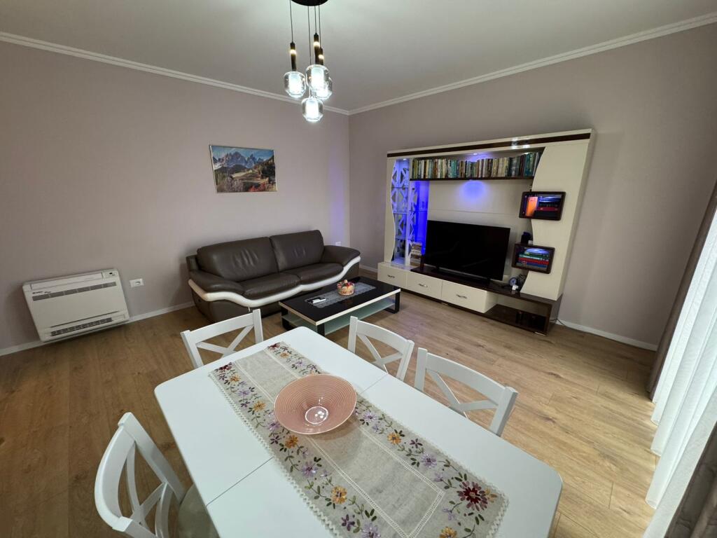 Affittasi appartamento 1+1  Indirizzo: siri kodra  Vicino hotel Meridian  Terzo piano  Arredato  Prezzo 550€ al mese