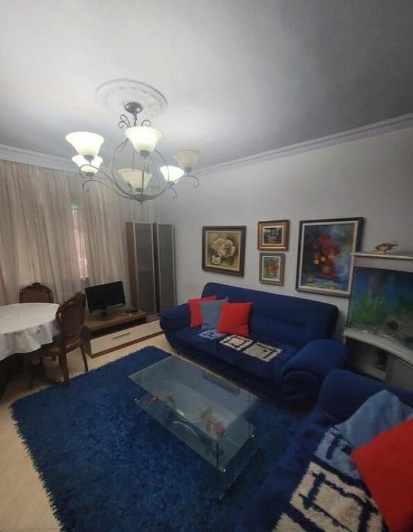 Vendesi in vendita 3+1, situato all'inizio della via Myslym Shyri