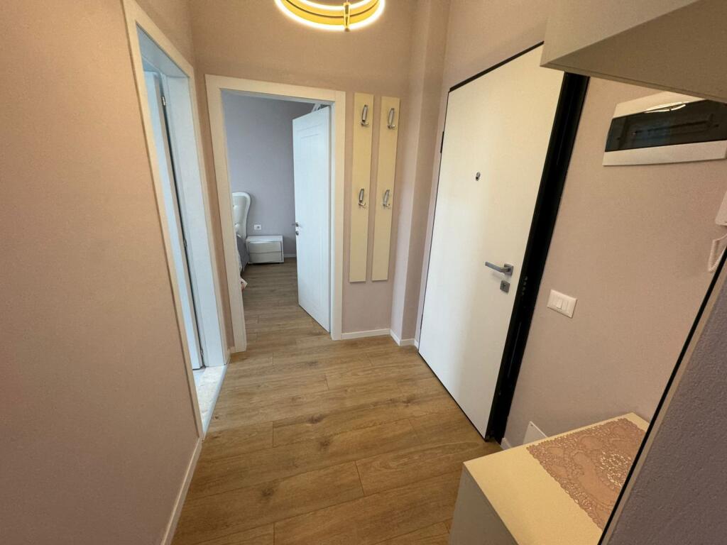 Affittasi appartamento 1+1  Indirizzo: siri kodra  Vicino hotel Meridian  Terzo piano  Arredato  Prezzo 550€ al mese