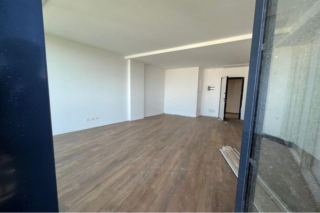 AMBIENT ZYRE PER QIRA TE LAKE VIEW!