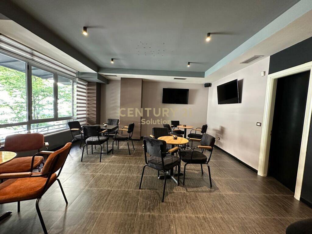 JEPET ME QERA AMBIENT DUPLEX TEK KOMUNA E PARISIT 2,000 € /Muaj Sip. Totale  174m2