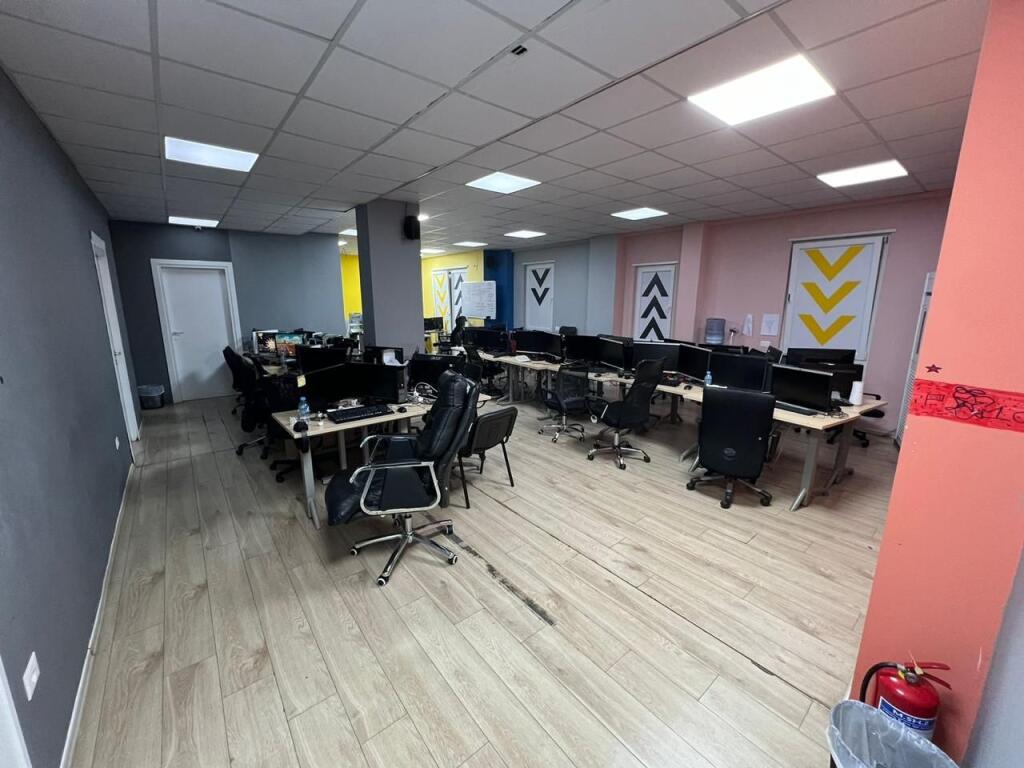 ZYRE ME QERA 515 M2 RRUGA E DIBRES 6000 EURO