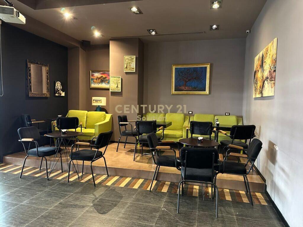 JEPET ME QERA AMBIENT DUPLEX TEK KOMUNA E PARISIT 2,000 € /Muaj Sip. Totale  174m2