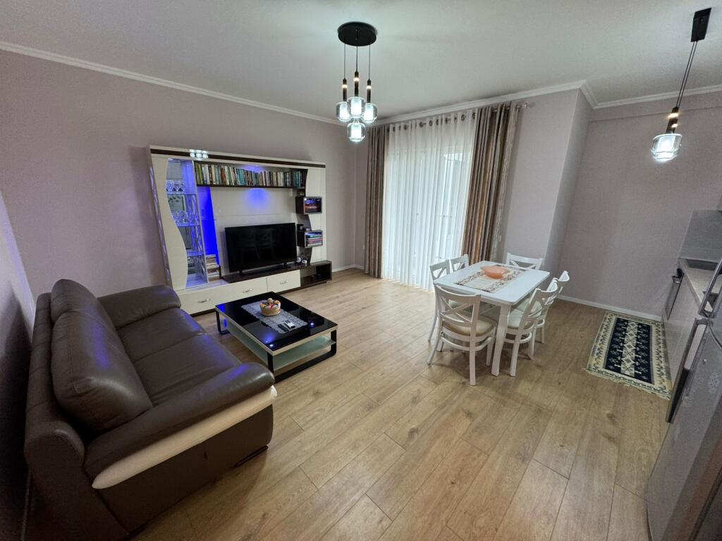Affittasi appartamento 1+1  Indirizzo: siri kodra  Vicino hotel Meridian  Terzo piano  Arredato  Prezzo 550€ al mese