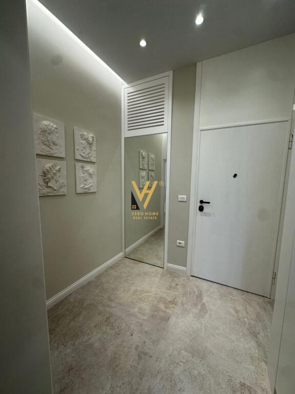 JEPET APARTAMENT 1+1 ME QIRA TE RRUGA E BARRIKADAVE 700 EURO