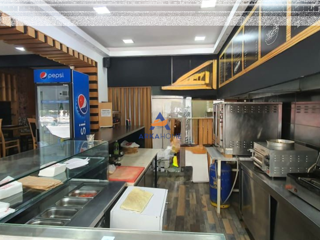 VENDESI COMMERCIALE IN VENDITA 14M2 "PIAZZA WILLSON" 230.000 EURO