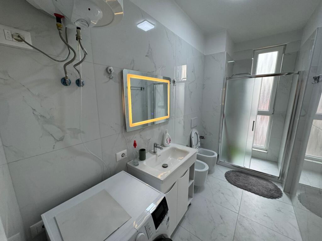 Affittasi appartamento 1+1  Indirizzo: siri kodra  Vicino hotel Meridian  Terzo piano  Arredato  Prezzo 550€ al mese