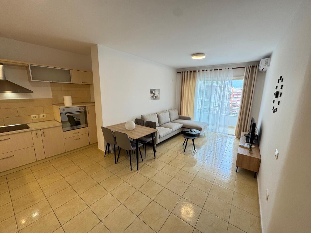 Affitto Appartamento 1+1 📍Via Don Bosko di fronte alla chiesa 6° piano con ascensore Prezzo 50.000 lek/mese non trattabile