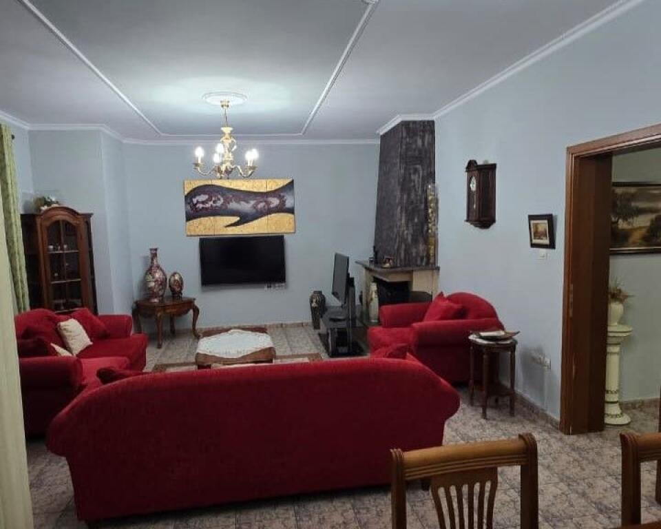 Jepet apartament 3+1 me qira , tek Rruga Todi Shkurti , Qyteti I Studentit .