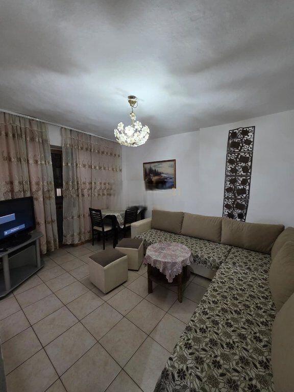Appartamento 1+1 in vendita in via Mine Peza, palazzo sul bordo della strada.