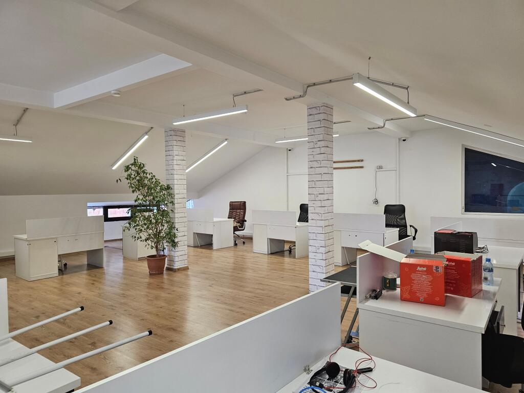 A BLLOK Si affitta ufficio con superficie di 311 m² diviso su due piani Via Sami Frasheri “vicino alla scuola Edith Durham” Piano 1 sup 154 m Piano 2 sup 157