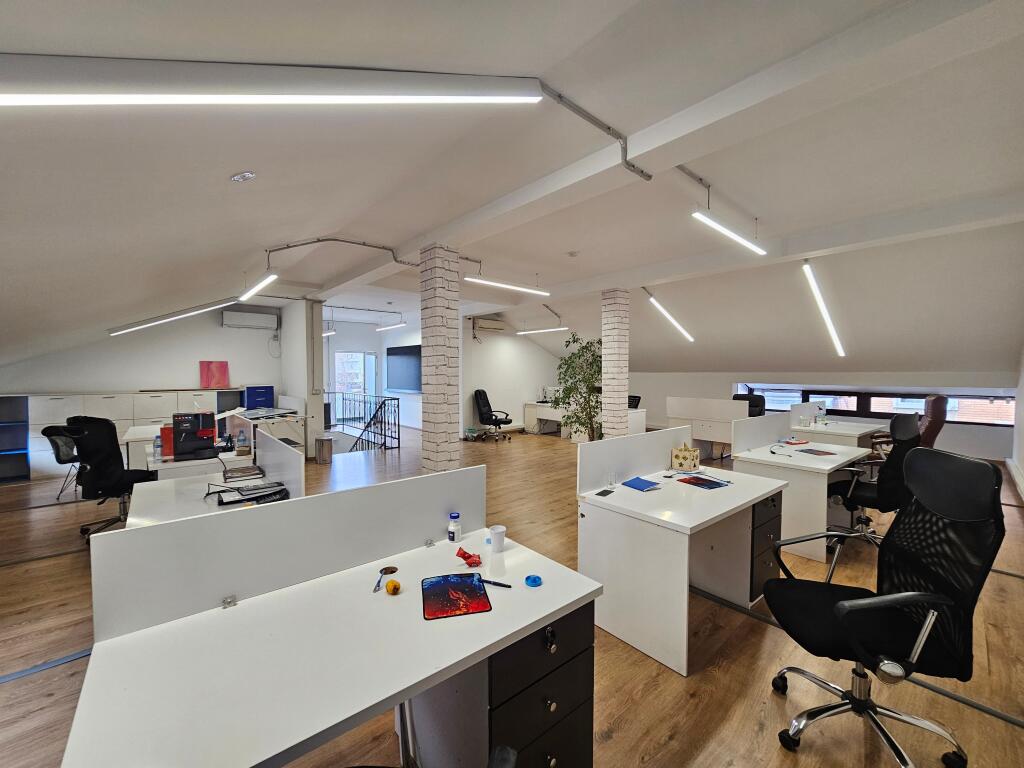 A BLLOK Si affitta ufficio con superficie di 311 m² diviso su due piani Via Sami Frasheri “vicino alla scuola Edith Durham” Piano 1 sup 154 m Piano 2 sup 157