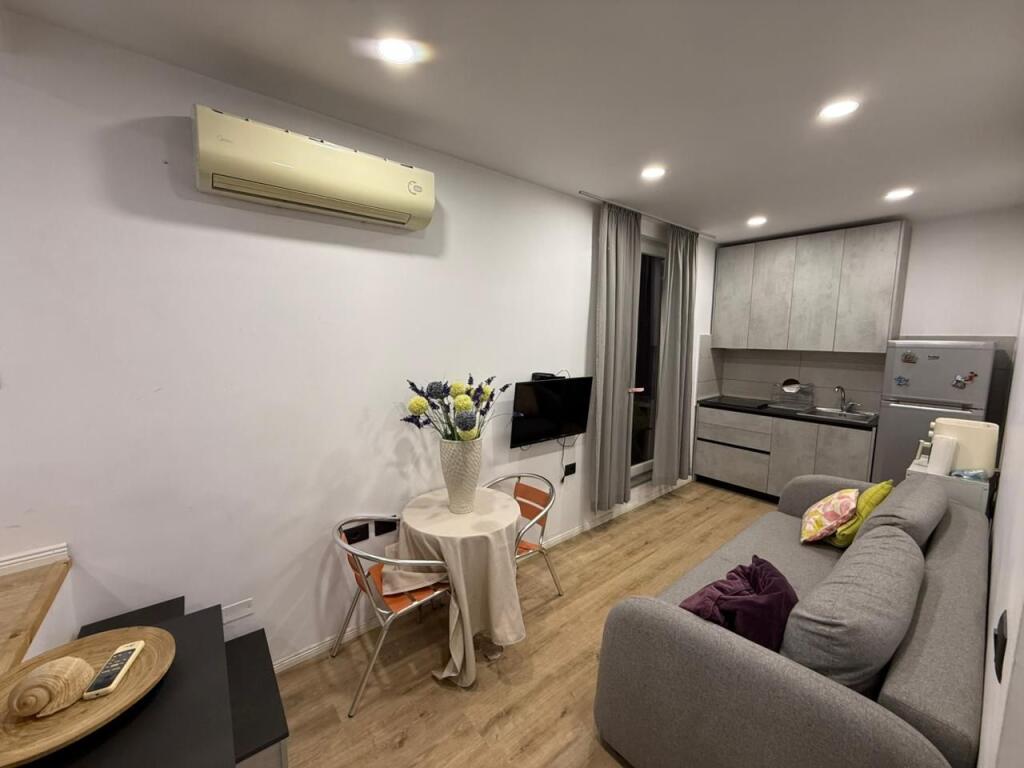 📣 STUDIO FOR RENT (Papafingo) 📍 Electric Market, Near the Pedestrian Area ✨💶 Price 45,000 Leke/Month